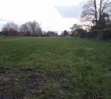 Le terrain vu de la rue