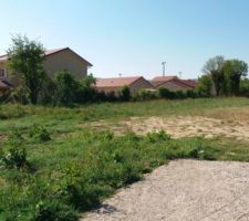 Le terrain avec l'accès pour l'entrée