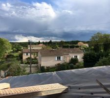 Vue sur des voisins c&ocirc;t&eacute; Sud (dommage on ne voit pas les Pyr&eacute;n&eacute;es avec le temps)