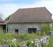 La grange, beau volume, qui est reliée à la fermette par une extension.