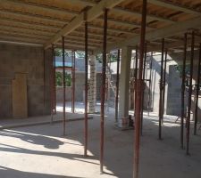Etais et vue du plancher de l'&eacute;tage