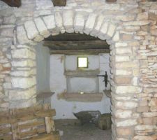 La traditionnelle souillarde quer&ccedil;ynoise avec ses belles pierres o&ugrave; l'on faisait la vaisselle jadis.