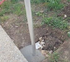 Poteau bo&icirc;te aux lettres en place.