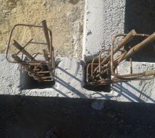 Soubassements terminés - zoom sur des armatures de poteaux autour des baies vitrées