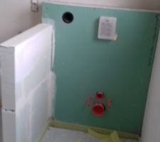 Bâti-support toilette + petit muret.