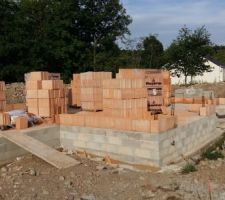 Le d&eacute;but du montage des murs