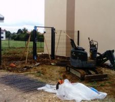 Paysagiste en plein travail.... Pose grillage et portail