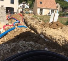 Les travaux continuent avec la pose des fourreaux dans la tranchée