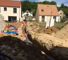 Les travaux continuent avec la pose des fourreaux dans la tranchée