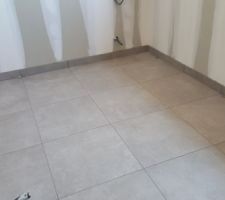 Carrelage rectifi&eacute; en joint en 2mm avec plinthes align&eacute;es. Tr&eacute;s bien pos&eacute;!