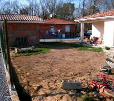 Le jardin se nettoie petit a petit et s'apprête à recevoir le gazon.