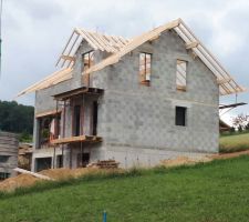 La charpente a débutée!
Ca commence à ressembler à une maison!