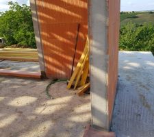 Prolongement du balcon sur le côté.