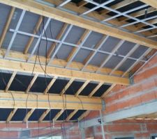 Installation des rails au niveau du plafond rampant