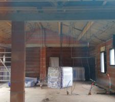 Installation de la laine de verre au niveau du plafond rampant