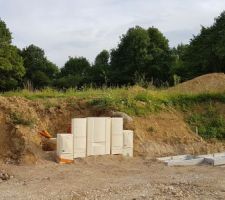 Les branchements sont terminés et les tranchées sont en cours de rebouchage...