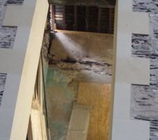 Placard de salle de bain reconverti en porte. Achieved !
Merci à Lapinou pour le 1er coup de masse (1 an plus tôt)
d[o_0]b