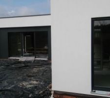 Porte fenêtre de notre suite parentale à droite et à gauche baie vitrée de la salle à manger