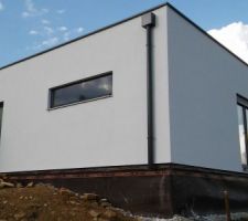 Façade sur route avec porte fenêtre à droite de la cuisine.