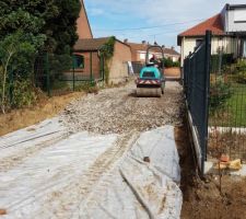 Une fois le chemin terrassé, pose du géotextile et étalement des "cailloux".