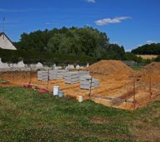 Creusement des fondations et arrivée des parpaings pour le vide sanitaire