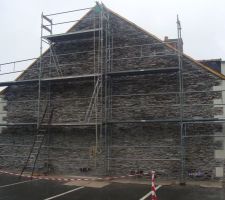 Façade apprêtée pour l'enduit... deux brosses métalliques à plat, 'Tof rincé ! (pu**** de pluie) 0_o