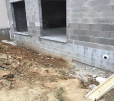 Décalage du parpaing en bas à droite par rapport à la fondation. Le parpaing est dans le vide sur 4 cm environ...