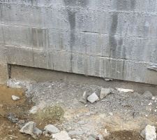Décalage du parpaing par rapport à la fondation. Le parpaing est dans le vide sur 4 cm environ...