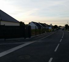 Pose des 100 mètres de clôture en grillage rigide avec plaques béton de 25cm et ajout d'occultants en composite (matériel de très bonne qualité acheté chez EXTERIEURSTOCK à NOYELLES SUR ESCAUT près de CAMBRAI -59-)