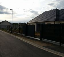 Pose des 100 mètres de clôture en grillage rigide avec plaques béton de 25cm et ajout d'occultants en composite (matériel de très bonne qualité acheté chez EXTERIEURSTOCK à NOYELLES SUR ESCAUT près de CAMBRAI -59-)