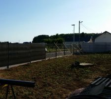 Pose des 100 mètres de clôture en grillage rigide avec plaques béton de 25cm et ajout d'occultants en composite (matériel de très bonne qualité acheté chez EXTERIEURSTOCK à NOYELLES SUR ESCAUT près de CAMBRAI -59-)