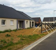 Pose des 100 mètres de clôture en grillage rigide avec plaques béton de 25cm et ajout d'occultants en composite (matériel de très bonne qualité acheté chez EXTERIEURSTOCK à NOYELLES SUR ESCAUT près de CAMBRAI -59-)