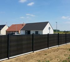 Pose des 100 mètres de clôture en grillage rigide avec plaques béton de 25cm et ajout d'occultants en composite (matériel de très bonne qualité acheté chez EXTERIEURSTOCK à NOYELLES SUR ESCAUT près de CAMBRAI -59-)