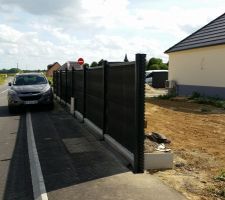 Pose des 100 mètres de clôture en grillage rigide avec plaques béton de 25cm et ajout d'occultants en composite (matériel de très bonne qualité acheté chez EXTERIEURSTOCK à NOYELLES SUR ESCAUT près de CAMBRAI -59-)