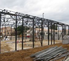 Vue de derriere .   on voit au fond a droite les plaque de béton fibré de bois , qui seront vissées entres les barres d'acier