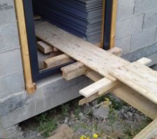 209 plaques de placo à rentrer dans la maison, une par une, à la main, dont certaines bien lourdes (hydrofuges, isophoniques).
Système D pour éviter de s'exploser le dos: on les fait glisser pour les rentrer.