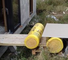 209 plaques de placo à rentrer dans la maison, une par une, à la main, dont certaines bien lourdes (hydrofuges, isophoniques).
Système D pour éviter de s'exploser le dos: on les fait glisser pour les rentrer.