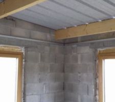 A l'étage, étape 1 du plafond auto-portant: pose des rails en périphérie.