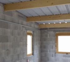 A l'étage, étape 1 du plafond auto-portant: pose des rails en périphérie.