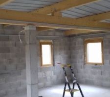 A l'étage, étape 1 du plafond auto-portant: pose des rails en périphérie.