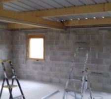 A l'étage, étape 1 du plafond auto-portant: pose des rails en périphérie.