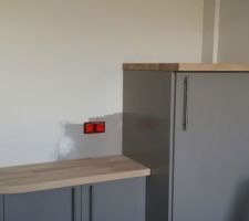 Plans de travail découpés pour les meubles de rangement.