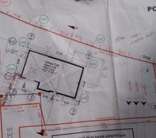 Le plan qui a cr&eacute;&eacute; l'erreur, il avait &eacute;t&eacute; cr&eacute;&eacute; quand le terrain n'&eacute;tait pas born&eacute;, du coup les bornes du bas n'avaient &eacute;t&eacute; que suppos&eacute;es, et voici comme elles sont r&eacute;ellement plac&eacute;es  (j'ai fais 4 points rouge), la maison est donc bien implant&eacute;e comme ce plan.