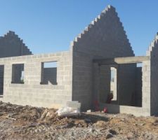 Maison en cours d'élévation.