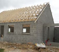 Charpente avec fermettes de combles aménageable pour la partie habitable.