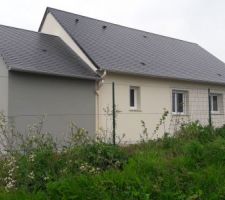 Vue de derrière.
Comme vous auriez remarqué une partie de la clôture a été volée et sera refaite à la fin de la construction...