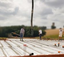 Lissage du béton de la terrasse.