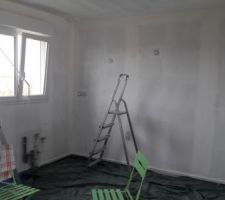 Début de la sous couche au plafond de la pièce de vie et du couloir et sur les trois murs qui encadreront la cuisine. Ce n'est que le début de la peinture !