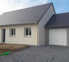 Mise à niveau du terrain avec ajout du tout venant pour faire le tour de la maison, une terrasse et une place devant le garage.