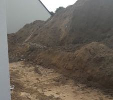 Vue de la terrasse en cours de réalisation.
Comme on peut le voir, il reste encore un bon tas de terre sur notre terrain qui sera évacué fin Août.